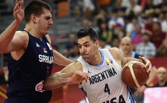 Luis Scola se je pri 39 letih odločno spopadel tudi s članom najboljše peterke v minuli sezoni lige NBA Nikolo Jokićem. Zdaj je na vrsti Francoz Rudy Gobert. FOTO: AFP