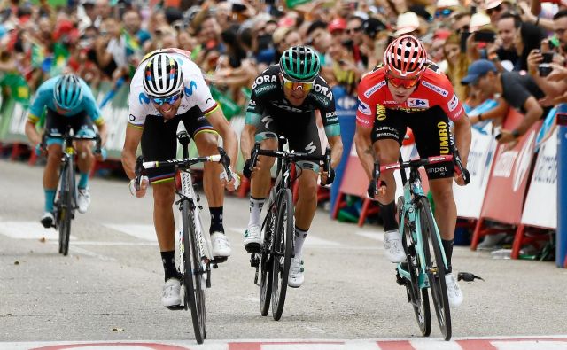 Primož Roglič (desno) je v šprintu Alejandru Valverdeju pokazal, kdo je še vedno gospodar Vuelte. FOTO: AFP