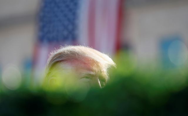 »Velika zmaga meje na vrhovnem sodišču ZDA okrog azila,« je tvitnil Trump. FOTO: Kevin Lamarque/Reuters