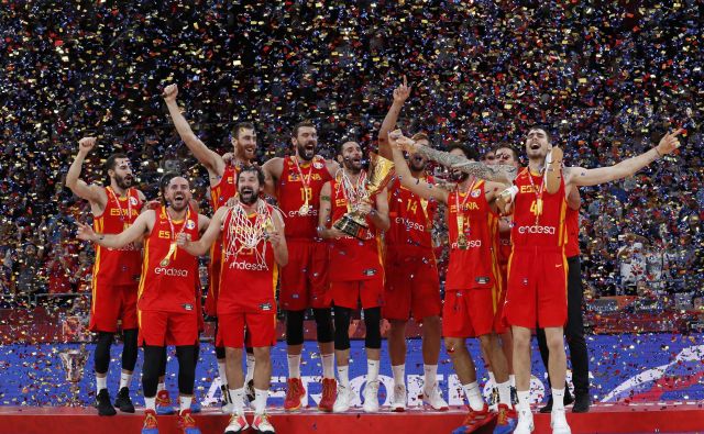Rudy Fernandez (s pokalom) in soigralci so prešerno proslavili naslov svetovnega prvaka. FOTO: Reuters