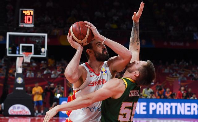 Marc Gasol si je proti Avstralcem pomagal tudi s trdimi prijemi. FOTO: AFP