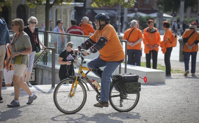 Težave z nizkimi pokojninskimi prihodki se močno povečajo, ko posameznik zboli, saj potrebuje vedno več pomoči. FOTO: Jože Suhadolnik/Delo