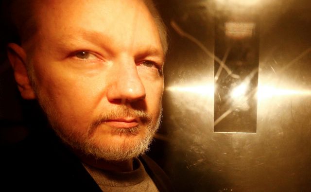 Sodnica westminstrskega sodišča Vanessa Baraitser je razsodila, da obstajajo tehtni razlogi za oceno, da bo <strong>Julian Assange</strong> ponovno poskušal zbežati. FOTO: Henry Nicholls/Reuters