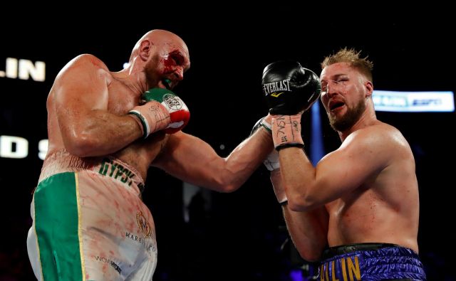 Tyson Fury (na fotografiji levo) se je moral zelo potruditi za zmago nad Ottom Wallinom. FOTO: Reuters