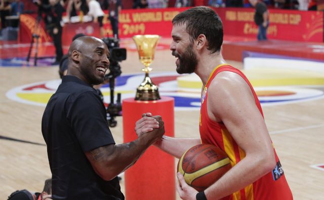 Zvezdniku španske reprezentance Marcu Gasolu je čestital tudi legendarni Kobe Bryant, eden od ambasadorjev letošnjega SP. FOTO: Reuters