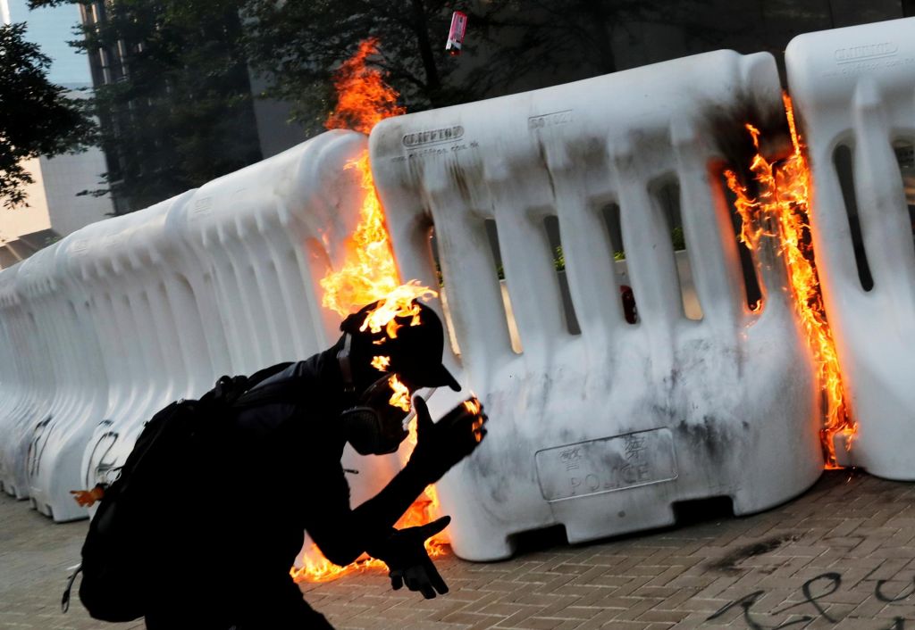 FOTO:Protestniki ponovno na ulice, tokrat s solzivcem in molotovkami