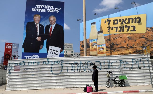 Po predvolilnih napovedih sta Netanjahujev Likud in sredinsko modro-belo zavezništvo tudi tokrat precej izenačena. FOTO: Reuters