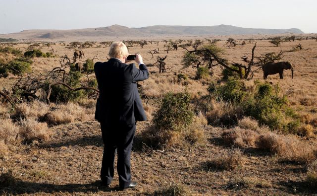 Kljub rasističnim in islamofobnim izjavam nam Johnson, burkaški baklonosec brexita, hitro prirase k srce. FOTO: Thomas Mukoya/Reuters