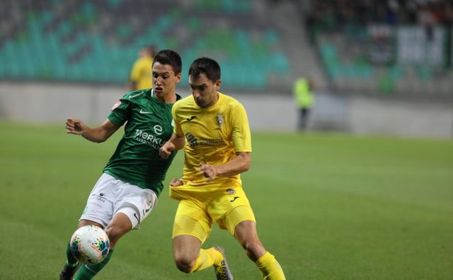 Luka Menalo (levo) se je tudi v nedeljo vpisal med strelce, a Olimpija je doma osvojila le točko.FOTO Voranc Vogel/Delo