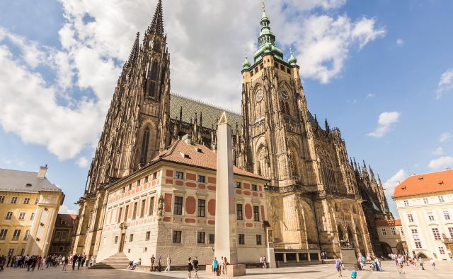 Znameniti Plečnikov obelisk na dvorišču praškega gradu Foto: Turizem Praga