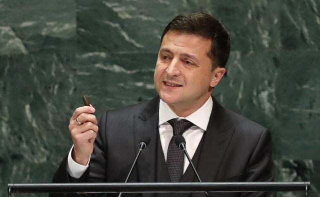 Volodimir Zelenski na odru generalne skupščine Združenih narodov s kroglo v roki  Foto Lucas Jackson Reuters