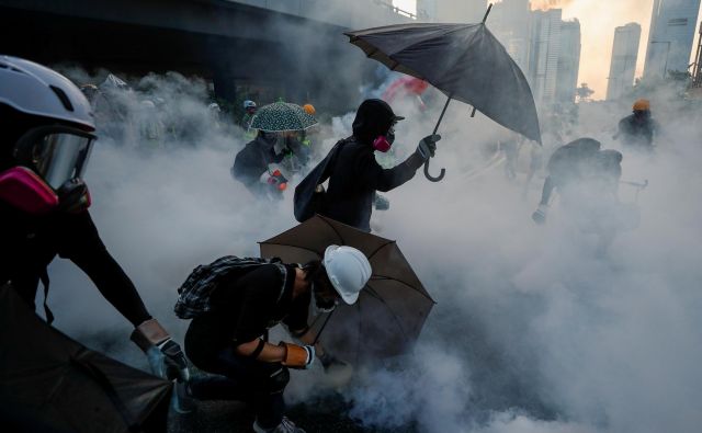 Policija je v stotih dneh aretirala več kot 1400 aktivistov, vlada je ponudila dialog, a so že za prihodnji konec tedna napovedane nove demonstracije. FOTO: Reuters