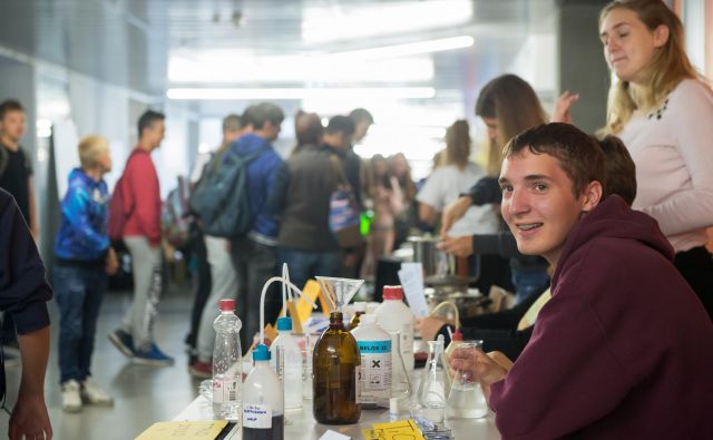 Na sejmu eksperimentov bodo dijaki in študentje predstavljali svoje projekte, v torek iz naravoslovja, v sredo pa iz tehniških ved. Foto Domen Pal