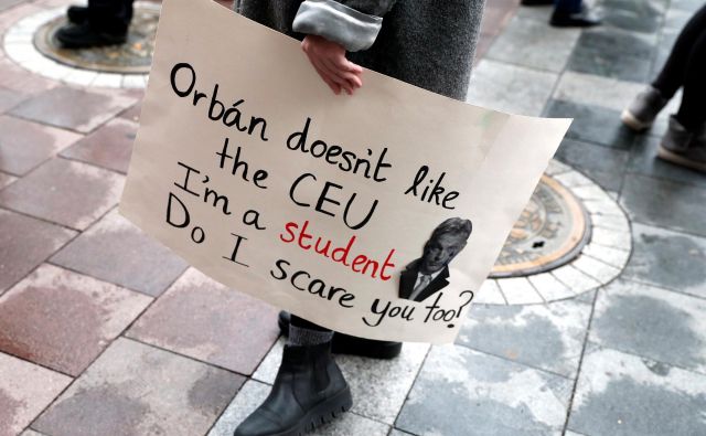 »Orbán ne mara Srednjeevropske univerze. Sem študent. Se me tudi vi bojite?«, piše na transparentu protestnika proti vladi Viktorja Orbána, ki je sredi Evrope ustvarila sistem, v katerem sta akademska svoboda in avtonomnost institucij izgubili veljavo.<br />
Foto: Reuters