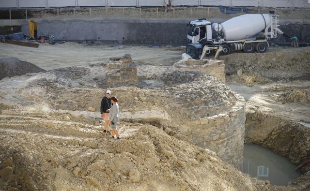 Cisterna je med arheološkim raziskovanjem Muzejskega trga vzbudila največ zanimanja. Fotografiji Uroš Hočevar