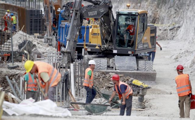 Vrednost opravljenih gradbenih del se je letos še bolj kot na stavbah povečala pri gradbenih inženirskih objektih, med katere sodijo tudi ceste. Vendar nekateri gradbinci opozarjajo na zastoj investicij v državne ceste. Foto Roman Šipić