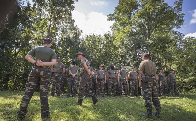 Štajerska varda in njen poveljnik Andrej Šiško se redno urijo, spremljajo jih številni svetovni mediji. Policija zagotavlja, da ima te ljudi pod nadzorom. Foto Leon Vidic/delo