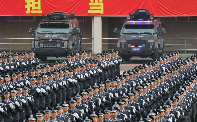 Enote Narodnoosvobodilne vojske trenirajo za parado, ki bo grmela prek Trga nebeškega miru. Foto: Reuters