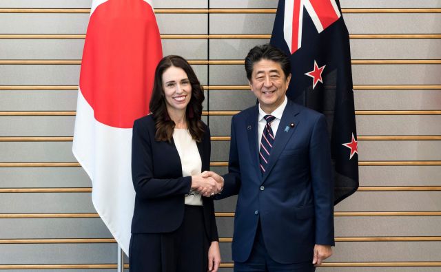 Ardernova se je kljub neljubemu spodrsljaju prisrčno pozdravila z japonskim premierom Shinzom Abejem. FOTO: Tomohiro Ohsumi/ AFP