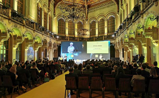 Čeprav je bila konferenca vrhunsko organizirana, se zdi, da ljudi še vedno bolj zanimajo tehnološke naprave kot njihov vpliv na družbo. Foto Lucijan Zalokar