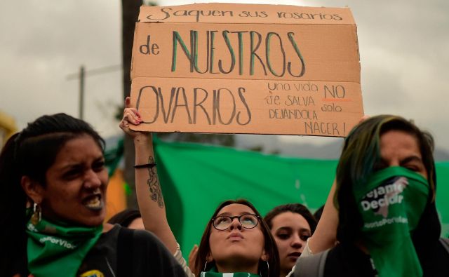 Ekvadorski podporniki pravice do izbire so se, enako kot njihovi argentinski kolegi, odeli v zelene rutice. FOTO: Rodrigo Buendia/AFP