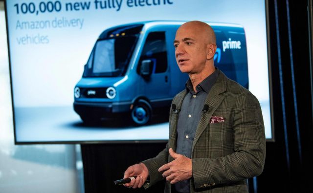 Jeff Bezos želi biti tudi med vodilnimi pri premiku v brezogljično družbo. FOTO: Eric Baradat/AFP