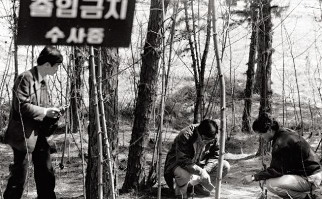 Veliko število policistov in preiskovalcev je v osemdesetih preiskovalo serijske umore v Hwaseongu. FOTO: The Corea Herald