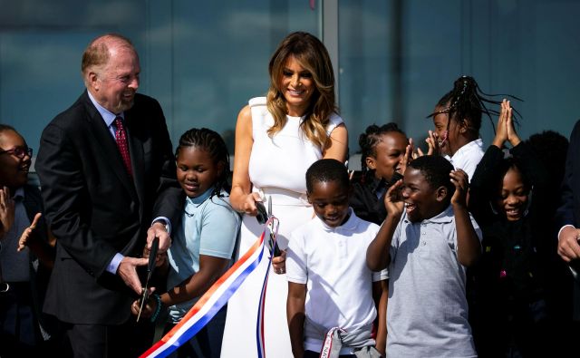 Melania Trump odpira prenovljeni Washingtonov obelisk. FOTO: Alexander Drago/Reuters