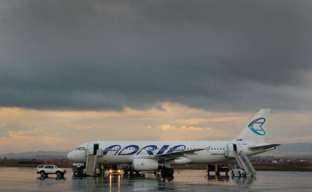 Adria Airways se sooča z zahtevnimi poslovnimi razmeram, pravijo v prevozniku. FOTO: Jože Suhadolnik/Delo