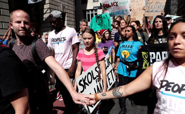 Šestnajstletna Greta Thunberg je v petek sodelovala v protestih na Manhattanu v New Yorku. FOTO: Shannon Stapleton/Reuters