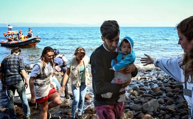 Migrante na grškem otoku Lezbosu pričakajo humanitarni delavci, to je zgolj ena od mnogih postaj na dolgi balkanski poti. Foto AFP