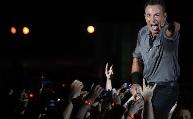 Bruce Springsteen je unikaten v tem, kako se zna vživeti v ljudi pod odrom. FOTO: Reuters 