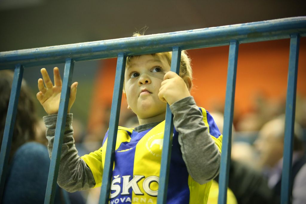 FOTO:EHF preiskuje navijaški izpad v Barceloni