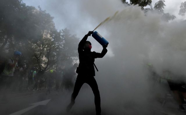 Osrednje zahteve protestnikov so svobodne volitve, neodvisna preiskava policijskega nasilja na dosedanjih demonstracijah in amnestija za več kot tisoč aretiranih. FOTO: Tyrone Siu/Reuters