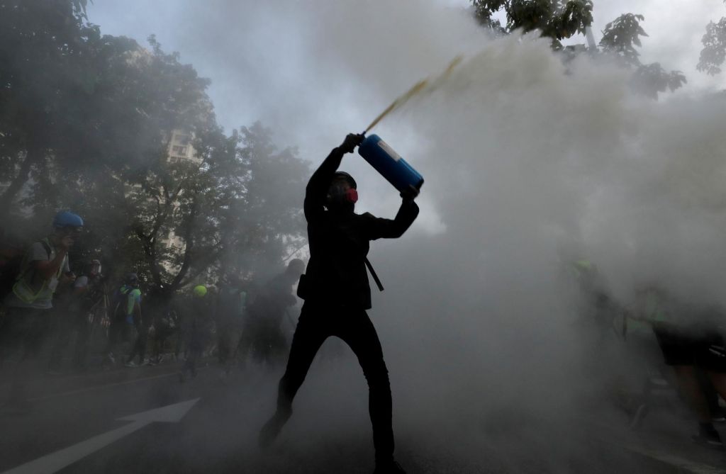 Proteste v Hongkongu je znova spremljalo nasilje