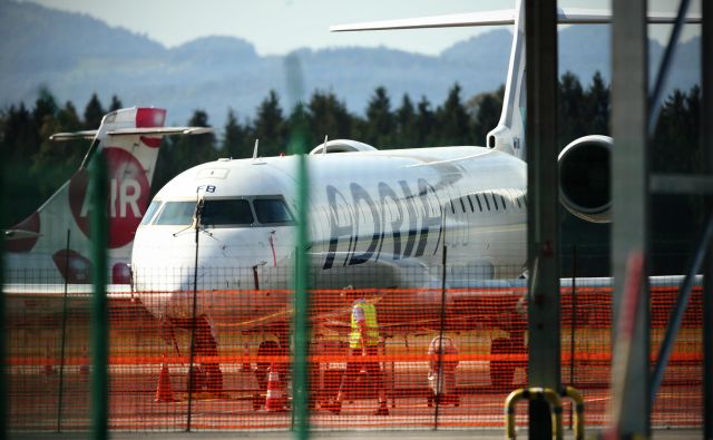 Pri Adrii Airways napovedujejo zamude še za nekaj popoldanskih letov. FOTO: Jure Eržen