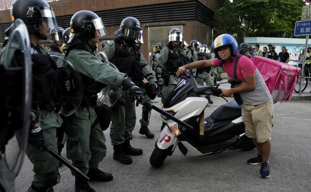 Policija je nameščena na mestih, kjer so napovedani protesti. FOTO: Aly Song/Reuters