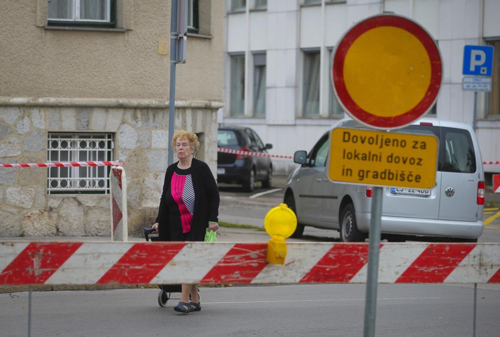 FOTO:Parmovo prenavljajo »po koščkih«