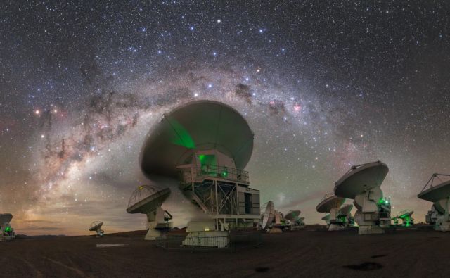 Na 5000 metrov visoki planoti Chajnantor na severu Atakame stoji največji observatorij na svetu ALMA (Atacama Large Milimeter Array). Sestavlja ga 66 teleskopov s premerom 12 metrov, s katerimi astronomi lahko opazujejo orjaške meglice, ki se oblikujejo v zvezde, ter galaksije na samem robu vidnega vesolja. Foto ESO