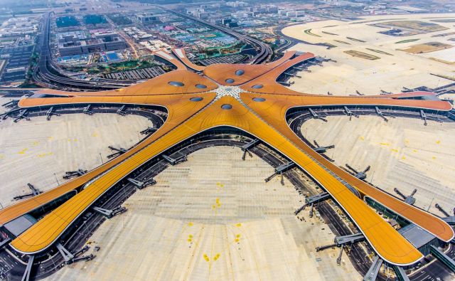 Končevanje gradnje letališča Daxing junija letos. FOTO: Str/AFP