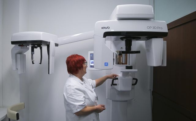Novi zobni rentgen 3D bo olajšal diagnostiko in operacije zobozdravnikom na ljubljanski stomatološki kliniki. FOTO: Jože Suhadolnik/Delo