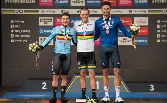 Na zmagovalnem odru za vožnjo na čas so se postavili srebrni Belgijec Remco Evenepoel, zlati Avstralec  Rohan Dennis in bronasti Italijan Filippo Ganna. FOTO: AFP