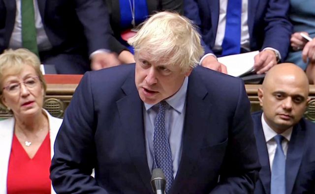 »Želijo spremeniti vlado, naj imajo volitve,« je v parlamentu izjavil Boris Johnson. FOTO: Reuters