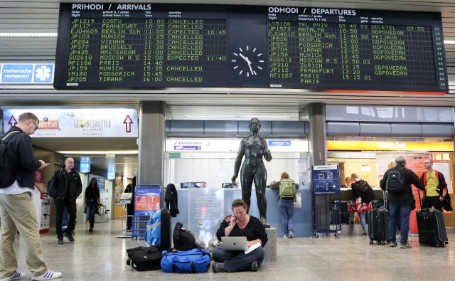 Letališče Jožeta Pučnika Ljubljana je med najmanjšimi, a je za mobilnost Republike Slovenije pomembno, kar se vidi ob sedanjih prekinitvah letov Adrie Airways. FOTO: Marko Feist/Slovenske novice