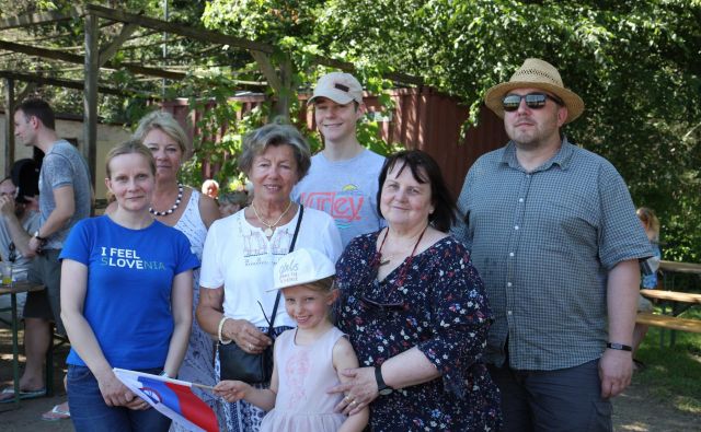 Na slovenskem pikniku v Frankfurtu: Igor Križnar, predsednik društva (desno), Tatjana Geike, blagajničarka (skrajno levo), v ospredju z deklico pa učiteljica slovenščine Natalija Robnik. FOTO: B. Z.