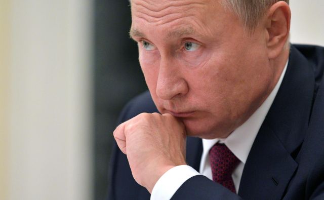 Putin je kolegom po svetu poslal predlog, da bi se Nato zavezal, da na stari celini ne bo nameščal raket srednjega in kratkega dosega. Foto Reuters