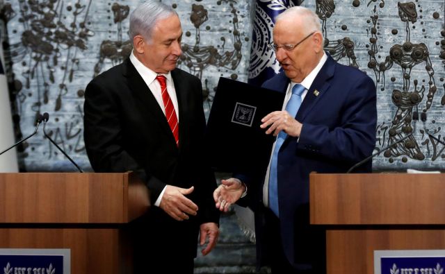 Izraelski predsednik Reuven Rivlin je mandat za sestavo vlade podelil Banjaminu Netanjahuju. FOTO: Ronen Zvulun/Reuters