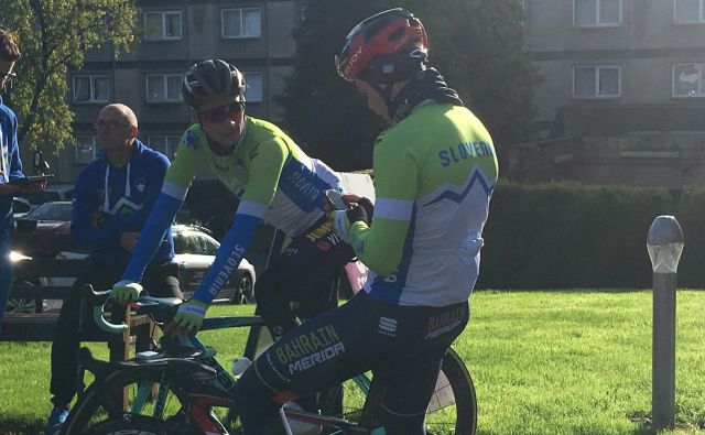 Primož Roglič (levo) in Jan Tratnik sta včeraj opravila peturni trening. FOTO: Miha Hočevar