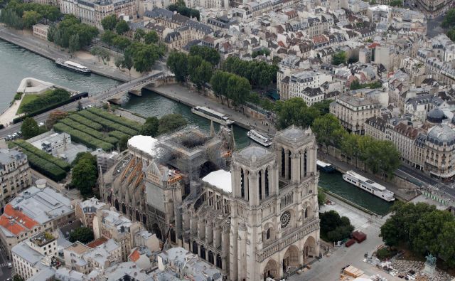 »Simbolika notredamske katedrale je močna,« pravi generalni vikar pariške nadškofije Benoist de Sinety, saj pripoveduje o Franciji, posebno o njeni moderni zgodovini, in tako tudi o Evropi. Foto: Reuters