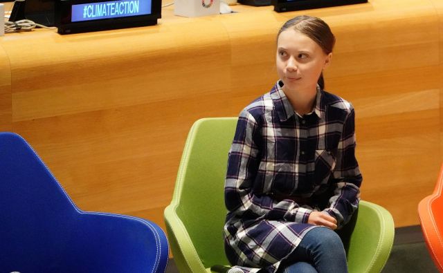 »Ne bi smela biti tukaj, morala bi biti v šoli na drugi strani oceana ... Ljudje trpijo, umirajo, ekosistemi propadajo. Smo na začetku masovnega izumrtja, a vi govorite le o denarju in pravljicah o ekonomski rasti. Kako si drznete?« FOTO: Carlo Allegri/Reuters